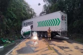 Sequência de acidentes com caminhão causa bloqueio de 2 trechos em SC