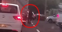 Jovem de patins se arrisca ao pegar “carona” em caminhão. Vídeo