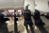 Vídeo mostra tensão em negociação de PMs e rapaz que esfaqueou pai