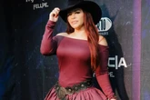 Cantora se incomoda com falta de apoio do público e paralisa show