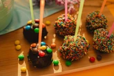 Bolo no palito: como fazer o doce fácil e ganhar uma renda extra