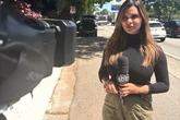 Vídeo: repórter do SBT chora com mãe que encontrou filho morto