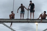 Vídeo: MC Kauan viraliza após pular de ponte suspensa no litoral de SP