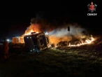 Fotos: caminhão pega fogo após tombar na BR-020, no Distrito Federal