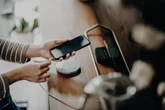 Qual o melhor jeito de carregar o celular? Especialistas revelam