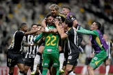 Everson brilha e Galo está nas oitavas de final da Sul-Americana