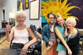 Avó de 87 anos faz tatuagem com a neta: “A vida é curta demais”