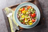 Salada de feijão fradinho com queijo coalho é receita prática para a semana