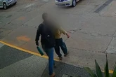 Vídeo: filho é flagrado agredindo e derrubando pai idoso na Asa Sul