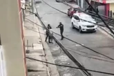 Vídeo: homem morre baleado após tentar pegar arma de policial