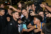 Torcida recebe o elenco do Vasco com festa antes de jogão no DF