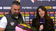Vídeo: ex-Barcelona entrega buquê para jornalista. Entenda motivo