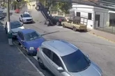 Caminhonete “voa” e causa acidente impressionante com 2 feridos. Veja
