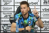 Neto é apresentado pelo Botafogo e comenta concorrência pela posição