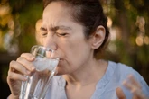 Água gelada faz mal? Especialistas esclarecem mitos sobre a bebida