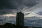 Semana começa com céu nublado no DF; saiba se vem chuva por aí