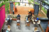 Vídeo: ladrão dá o bote e pega celular de cliente em restaurante no DF