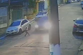 Criança é atropelada após se soltar do pai e correr para rua. Vídeo