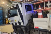 Caminhão da Prefeitura de SP destrói muro e invade bar na zona sul