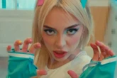 Sophie Powers: cantora do sucesso STFU mistura estilos e cores pastel