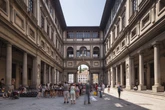 Turista rasga obra de 300 anos em Florença após tentar fazer meme