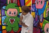 Labubus “invadem” a arte e viram quadro de Romero Britto; confira
