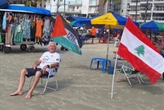 Vídeo: homem é atacado após carregar bandeira da Palestina no litoral