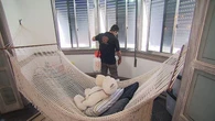 Ator da Globo, demitido por ciúmes, sobrevive matando ratos e baratas