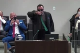 Advogado que representa a si mesmo recita poesia e joga capoeira no TJGO