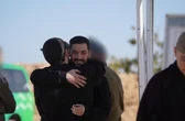Gêmeos alemães que eram reféns do Hamas se reencontram após 2 anos