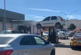 Vídeo: empilhadeira ergue carros estacionados de forma irregular no DF