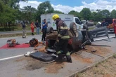 Acidente entre carro e ambulância deixa três mortos na BR-153. Vídeo