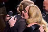 Adele cai no choro ao ver Céline Dion na plateia de seu show