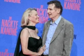 Pamela Anderson aposta em glamour vintage ao lado de Liam Neeson