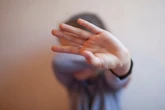 Madrasta é suspeita de queimar menino de 8 anos com garfo quente no DF