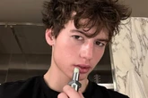 Maquiagem masculina ganha força no mercado e rompe estereótipos