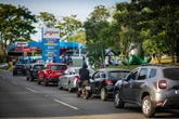 Motoristas encaram mais de uma hora de fila para abastecer sem imposto