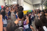 Professora recebe homenagem de alunos após ser aprovada em concurso