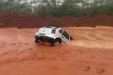 Imagens mostram carro sendo "engolido" por cratera durante chuvas no DF