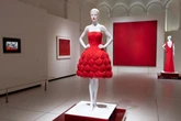 Vermelho icônico da Valentino é tema de exposição de moda e arte