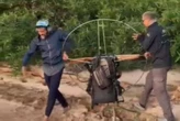 Bombeiro de folga resgata piloto que caiu de parapente em GO. Vídeo