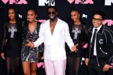Gêmeas de P. Diddy lançam marca enquanto rapper espera sentença