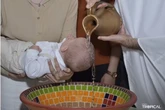 Imagem de terço se forma na água durante batismo de bebê em SC