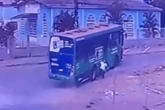 Homem é atropelado por ônibus ao atravessar a rua, em Luziânia