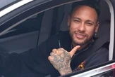 Vídeo: Neymar busca doces em loja e faz a festa de funcionários; veja