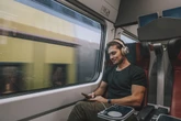 País multa em R$ 600 quem ouvir música sem fones no transporte público