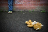 Mãe oferecia filha de 13 anos para abusadores em troca de aluguel