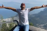 Ex-BBB Daniel Rolim recomeça a vida com suas pets em Copacabana