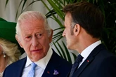 Rei Charles III aparece como olho vermelho em encontro com Macron