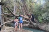 Crianças são resgatadas após pular em córrego para salvar bebê